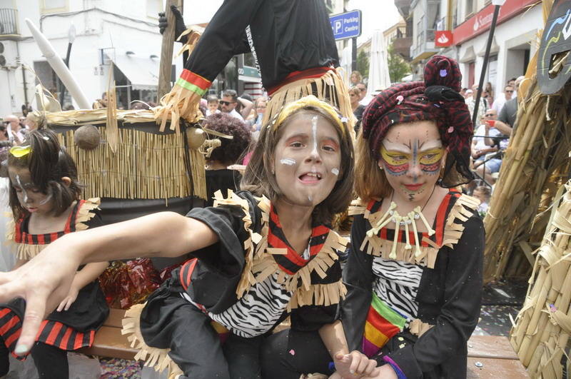 Los bastetanos abarrotan las calles para presenciar la cabalgata de las fiestas