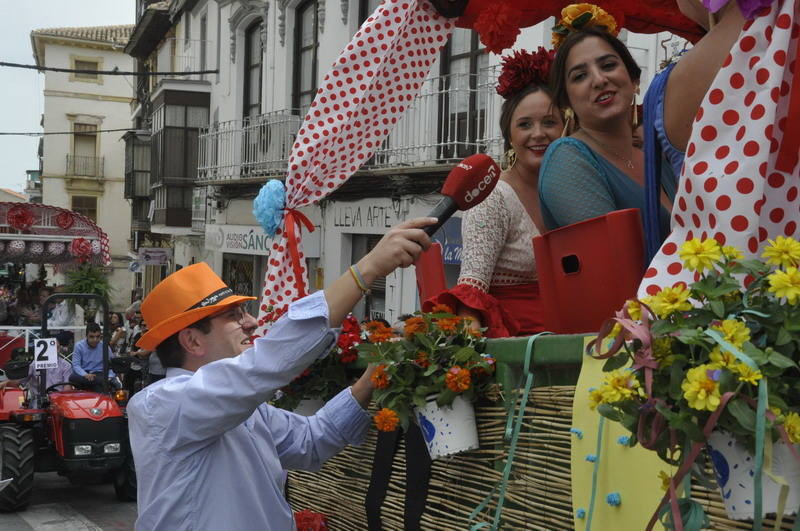 Los bastetanos abarrotan las calles para presenciar la cabalgata de las fiestas
