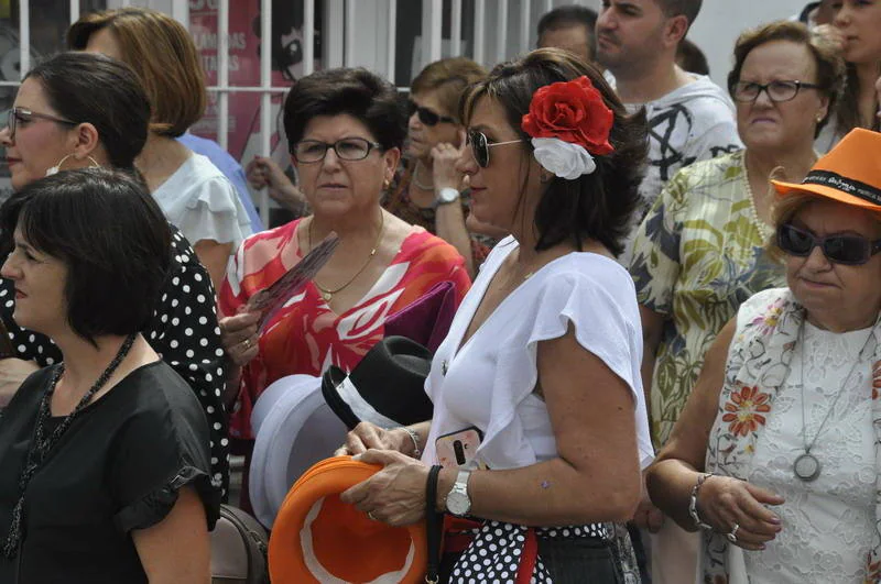 Los bastetanos abarrotan las calles para presenciar la cabalgata de las fiestas