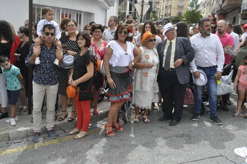 Los bastetanos abarrotan las calles para presenciar la cabalgata de las fiestas