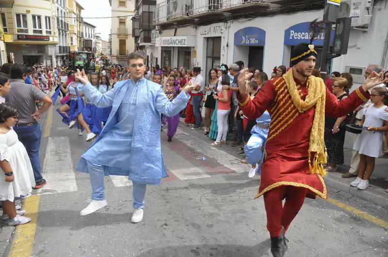Los bastetanos abarrotan las calles para presenciar la cabalgata de las fiestas