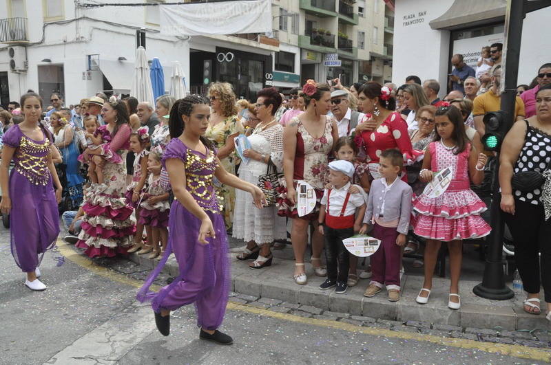 Los bastetanos abarrotan las calles para presenciar la cabalgata de las fiestas