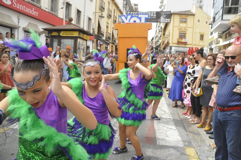 Los bastetanos abarrotan las calles para presenciar la cabalgata de las fiestas