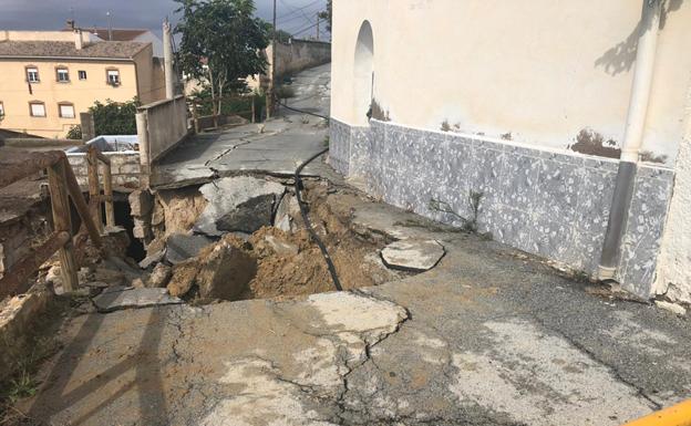 Imagen principal - Temporal en Granada | Tres calles a pique de hundirse por un socavón en Cuevas del Campo