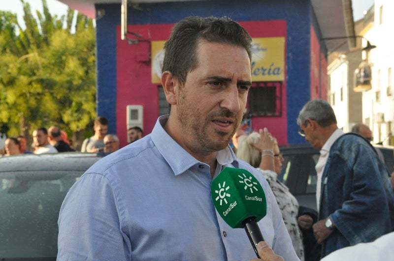 Así rezaba el manifiesto leído: «Un arreglo integral que dote a esta vía de unos arcenes decentes, que elimine curvas peligrosas y cambios de rasante que tantos accidentes han provocado en estos últimos años. Pedimos que sea incluida en los próximos presupuestos de la Junta de Andalucía. Hablamos de una carretera que une a las comarcas de Baza y Huéscar, y que de manera directa afecta a Benamaurel, Castilléjar, Cortes de Baza y Castril, así como a todos sus anejos»