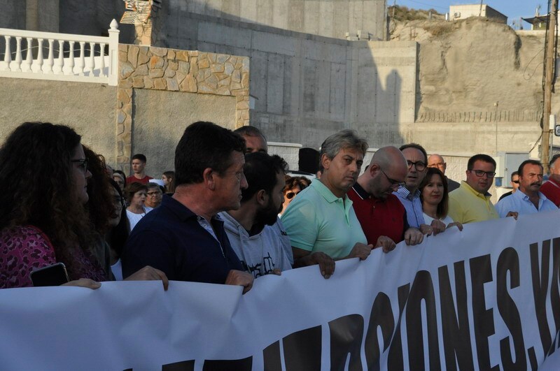 Así rezaba el manifiesto leído: «Un arreglo integral que dote a esta vía de unos arcenes decentes, que elimine curvas peligrosas y cambios de rasante que tantos accidentes han provocado en estos últimos años. Pedimos que sea incluida en los próximos presupuestos de la Junta de Andalucía. Hablamos de una carretera que une a las comarcas de Baza y Huéscar, y que de manera directa afecta a Benamaurel, Castilléjar, Cortes de Baza y Castril, así como a todos sus anejos»