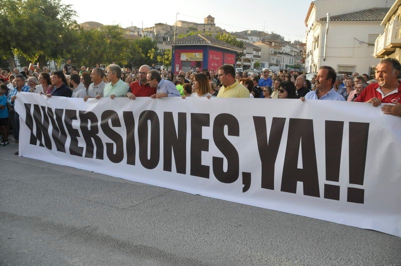 Así rezaba el manifiesto leído: «Un arreglo integral que dote a esta vía de unos arcenes decentes, que elimine curvas peligrosas y cambios de rasante que tantos accidentes han provocado en estos últimos años. Pedimos que sea incluida en los próximos presupuestos de la Junta de Andalucía. Hablamos de una carretera que une a las comarcas de Baza y Huéscar, y que de manera directa afecta a Benamaurel, Castilléjar, Cortes de Baza y Castril, así como a todos sus anejos»