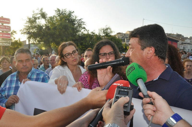 Así rezaba el manifiesto leído: «Un arreglo integral que dote a esta vía de unos arcenes decentes, que elimine curvas peligrosas y cambios de rasante que tantos accidentes han provocado en estos últimos años. Pedimos que sea incluida en los próximos presupuestos de la Junta de Andalucía. Hablamos de una carretera que une a las comarcas de Baza y Huéscar, y que de manera directa afecta a Benamaurel, Castilléjar, Cortes de Baza y Castril, así como a todos sus anejos»