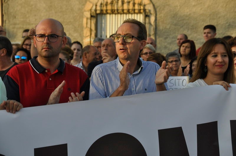 Así rezaba el manifiesto leído: «Un arreglo integral que dote a esta vía de unos arcenes decentes, que elimine curvas peligrosas y cambios de rasante que tantos accidentes han provocado en estos últimos años. Pedimos que sea incluida en los próximos presupuestos de la Junta de Andalucía. Hablamos de una carretera que une a las comarcas de Baza y Huéscar, y que de manera directa afecta a Benamaurel, Castilléjar, Cortes de Baza y Castril, así como a todos sus anejos»