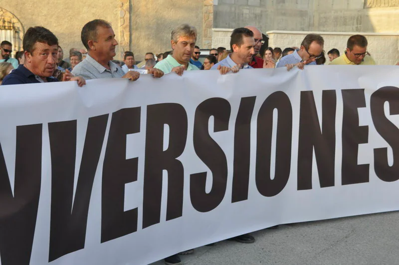 Así rezaba el manifiesto leído: «Un arreglo integral que dote a esta vía de unos arcenes decentes, que elimine curvas peligrosas y cambios de rasante que tantos accidentes han provocado en estos últimos años. Pedimos que sea incluida en los próximos presupuestos de la Junta de Andalucía. Hablamos de una carretera que une a las comarcas de Baza y Huéscar, y que de manera directa afecta a Benamaurel, Castilléjar, Cortes de Baza y Castril, así como a todos sus anejos»