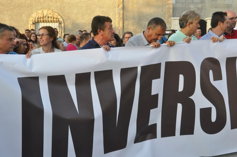Así rezaba el manifiesto leído: «Un arreglo integral que dote a esta vía de unos arcenes decentes, que elimine curvas peligrosas y cambios de rasante que tantos accidentes han provocado en estos últimos años. Pedimos que sea incluida en los próximos presupuestos de la Junta de Andalucía. Hablamos de una carretera que une a las comarcas de Baza y Huéscar, y que de manera directa afecta a Benamaurel, Castilléjar, Cortes de Baza y Castril, así como a todos sus anejos»