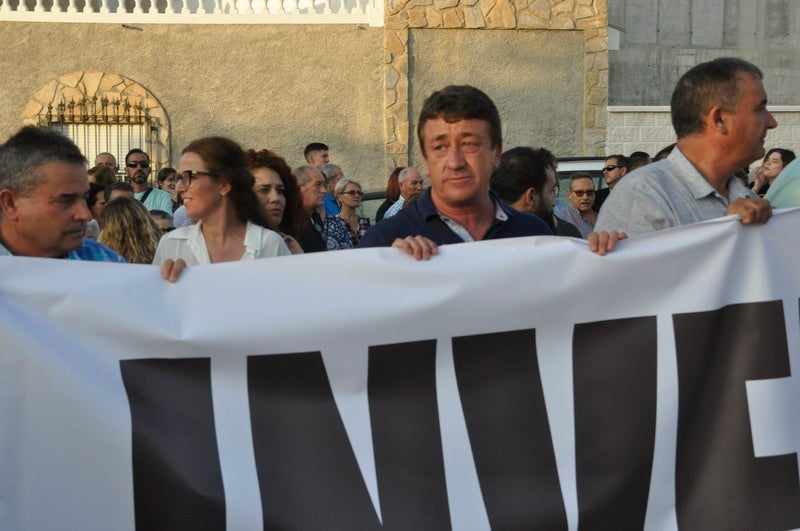 Así rezaba el manifiesto leído: «Un arreglo integral que dote a esta vía de unos arcenes decentes, que elimine curvas peligrosas y cambios de rasante que tantos accidentes han provocado en estos últimos años. Pedimos que sea incluida en los próximos presupuestos de la Junta de Andalucía. Hablamos de una carretera que une a las comarcas de Baza y Huéscar, y que de manera directa afecta a Benamaurel, Castilléjar, Cortes de Baza y Castril, así como a todos sus anejos»