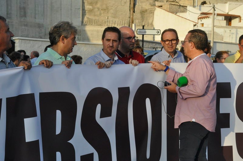 Así rezaba el manifiesto leído: «Un arreglo integral que dote a esta vía de unos arcenes decentes, que elimine curvas peligrosas y cambios de rasante que tantos accidentes han provocado en estos últimos años. Pedimos que sea incluida en los próximos presupuestos de la Junta de Andalucía. Hablamos de una carretera que une a las comarcas de Baza y Huéscar, y que de manera directa afecta a Benamaurel, Castilléjar, Cortes de Baza y Castril, así como a todos sus anejos»