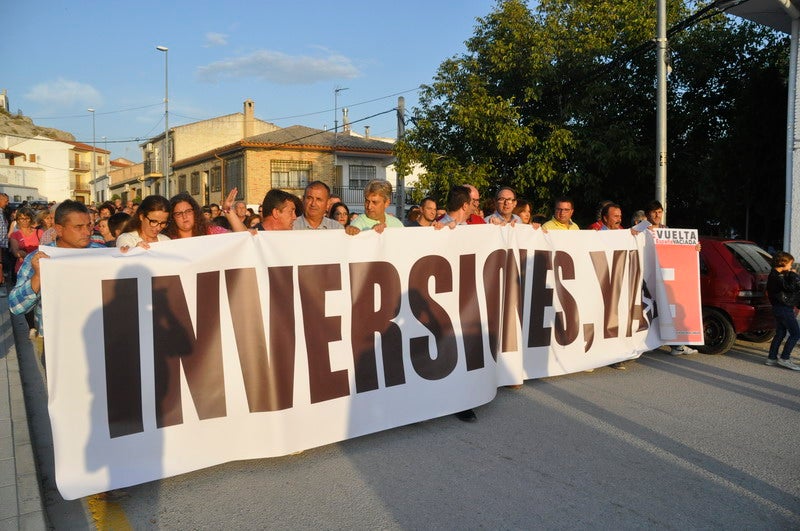 Así rezaba el manifiesto leído: «Un arreglo integral que dote a esta vía de unos arcenes decentes, que elimine curvas peligrosas y cambios de rasante que tantos accidentes han provocado en estos últimos años. Pedimos que sea incluida en los próximos presupuestos de la Junta de Andalucía. Hablamos de una carretera que une a las comarcas de Baza y Huéscar, y que de manera directa afecta a Benamaurel, Castilléjar, Cortes de Baza y Castril, así como a todos sus anejos»