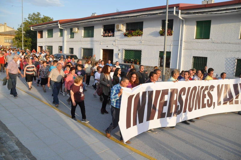 Así rezaba el manifiesto leído: «Un arreglo integral que dote a esta vía de unos arcenes decentes, que elimine curvas peligrosas y cambios de rasante que tantos accidentes han provocado en estos últimos años. Pedimos que sea incluida en los próximos presupuestos de la Junta de Andalucía. Hablamos de una carretera que une a las comarcas de Baza y Huéscar, y que de manera directa afecta a Benamaurel, Castilléjar, Cortes de Baza y Castril, así como a todos sus anejos»