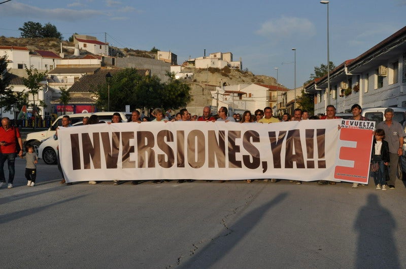 Así rezaba el manifiesto leído: «Un arreglo integral que dote a esta vía de unos arcenes decentes, que elimine curvas peligrosas y cambios de rasante que tantos accidentes han provocado en estos últimos años. Pedimos que sea incluida en los próximos presupuestos de la Junta de Andalucía. Hablamos de una carretera que une a las comarcas de Baza y Huéscar, y que de manera directa afecta a Benamaurel, Castilléjar, Cortes de Baza y Castril, así como a todos sus anejos»