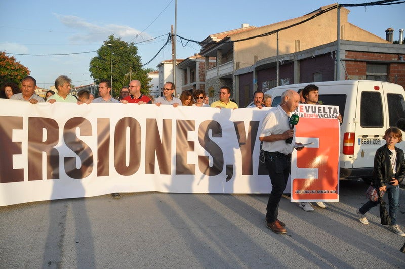 Así rezaba el manifiesto leído: «Un arreglo integral que dote a esta vía de unos arcenes decentes, que elimine curvas peligrosas y cambios de rasante que tantos accidentes han provocado en estos últimos años. Pedimos que sea incluida en los próximos presupuestos de la Junta de Andalucía. Hablamos de una carretera que une a las comarcas de Baza y Huéscar, y que de manera directa afecta a Benamaurel, Castilléjar, Cortes de Baza y Castril, así como a todos sus anejos»