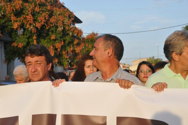 Así rezaba el manifiesto leído: «Un arreglo integral que dote a esta vía de unos arcenes decentes, que elimine curvas peligrosas y cambios de rasante que tantos accidentes han provocado en estos últimos años. Pedimos que sea incluida en los próximos presupuestos de la Junta de Andalucía. Hablamos de una carretera que une a las comarcas de Baza y Huéscar, y que de manera directa afecta a Benamaurel, Castilléjar, Cortes de Baza y Castril, así como a todos sus anejos»