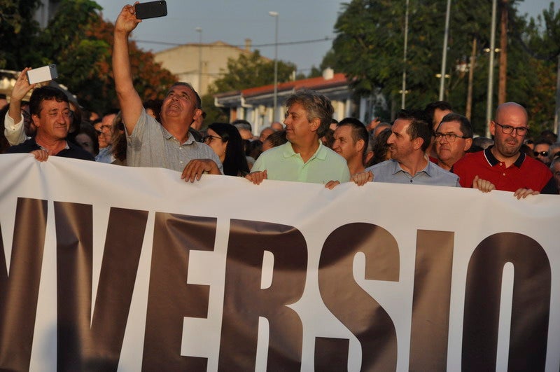 Así rezaba el manifiesto leído: «Un arreglo integral que dote a esta vía de unos arcenes decentes, que elimine curvas peligrosas y cambios de rasante que tantos accidentes han provocado en estos últimos años. Pedimos que sea incluida en los próximos presupuestos de la Junta de Andalucía. Hablamos de una carretera que une a las comarcas de Baza y Huéscar, y que de manera directa afecta a Benamaurel, Castilléjar, Cortes de Baza y Castril, así como a todos sus anejos»