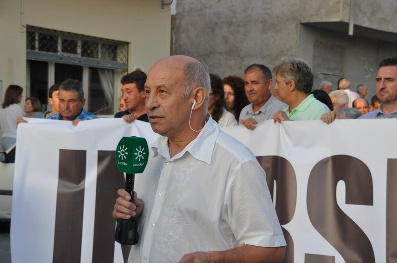 Así rezaba el manifiesto leído: «Un arreglo integral que dote a esta vía de unos arcenes decentes, que elimine curvas peligrosas y cambios de rasante que tantos accidentes han provocado en estos últimos años. Pedimos que sea incluida en los próximos presupuestos de la Junta de Andalucía. Hablamos de una carretera que une a las comarcas de Baza y Huéscar, y que de manera directa afecta a Benamaurel, Castilléjar, Cortes de Baza y Castril, así como a todos sus anejos»