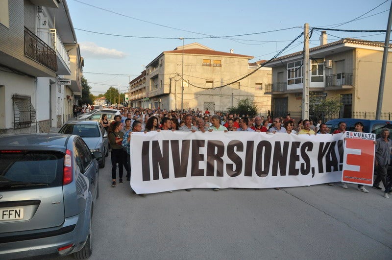 Así rezaba el manifiesto leído: «Un arreglo integral que dote a esta vía de unos arcenes decentes, que elimine curvas peligrosas y cambios de rasante que tantos accidentes han provocado en estos últimos años. Pedimos que sea incluida en los próximos presupuestos de la Junta de Andalucía. Hablamos de una carretera que une a las comarcas de Baza y Huéscar, y que de manera directa afecta a Benamaurel, Castilléjar, Cortes de Baza y Castril, así como a todos sus anejos»