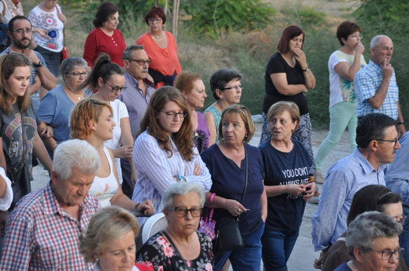 Así rezaba el manifiesto leído: «Un arreglo integral que dote a esta vía de unos arcenes decentes, que elimine curvas peligrosas y cambios de rasante que tantos accidentes han provocado en estos últimos años. Pedimos que sea incluida en los próximos presupuestos de la Junta de Andalucía. Hablamos de una carretera que une a las comarcas de Baza y Huéscar, y que de manera directa afecta a Benamaurel, Castilléjar, Cortes de Baza y Castril, así como a todos sus anejos»