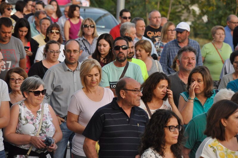 Así rezaba el manifiesto leído: «Un arreglo integral que dote a esta vía de unos arcenes decentes, que elimine curvas peligrosas y cambios de rasante que tantos accidentes han provocado en estos últimos años. Pedimos que sea incluida en los próximos presupuestos de la Junta de Andalucía. Hablamos de una carretera que une a las comarcas de Baza y Huéscar, y que de manera directa afecta a Benamaurel, Castilléjar, Cortes de Baza y Castril, así como a todos sus anejos»