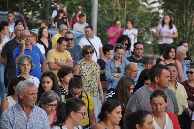 Así rezaba el manifiesto leído: «Un arreglo integral que dote a esta vía de unos arcenes decentes, que elimine curvas peligrosas y cambios de rasante que tantos accidentes han provocado en estos últimos años. Pedimos que sea incluida en los próximos presupuestos de la Junta de Andalucía. Hablamos de una carretera que une a las comarcas de Baza y Huéscar, y que de manera directa afecta a Benamaurel, Castilléjar, Cortes de Baza y Castril, así como a todos sus anejos»