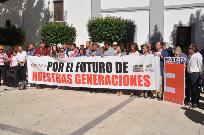 250 personas participan en la concentración organizada por la Asociación Amigos del Ferrocarril de la Comarca de Baza 