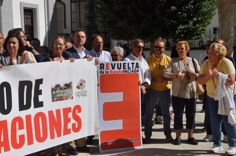 250 personas participan en la concentración organizada por la Asociación Amigos del Ferrocarril de la Comarca de Baza 