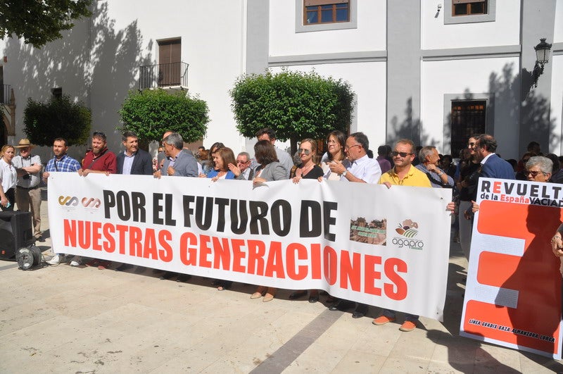250 personas participan en la concentración organizada por la Asociación Amigos del Ferrocarril de la Comarca de Baza 