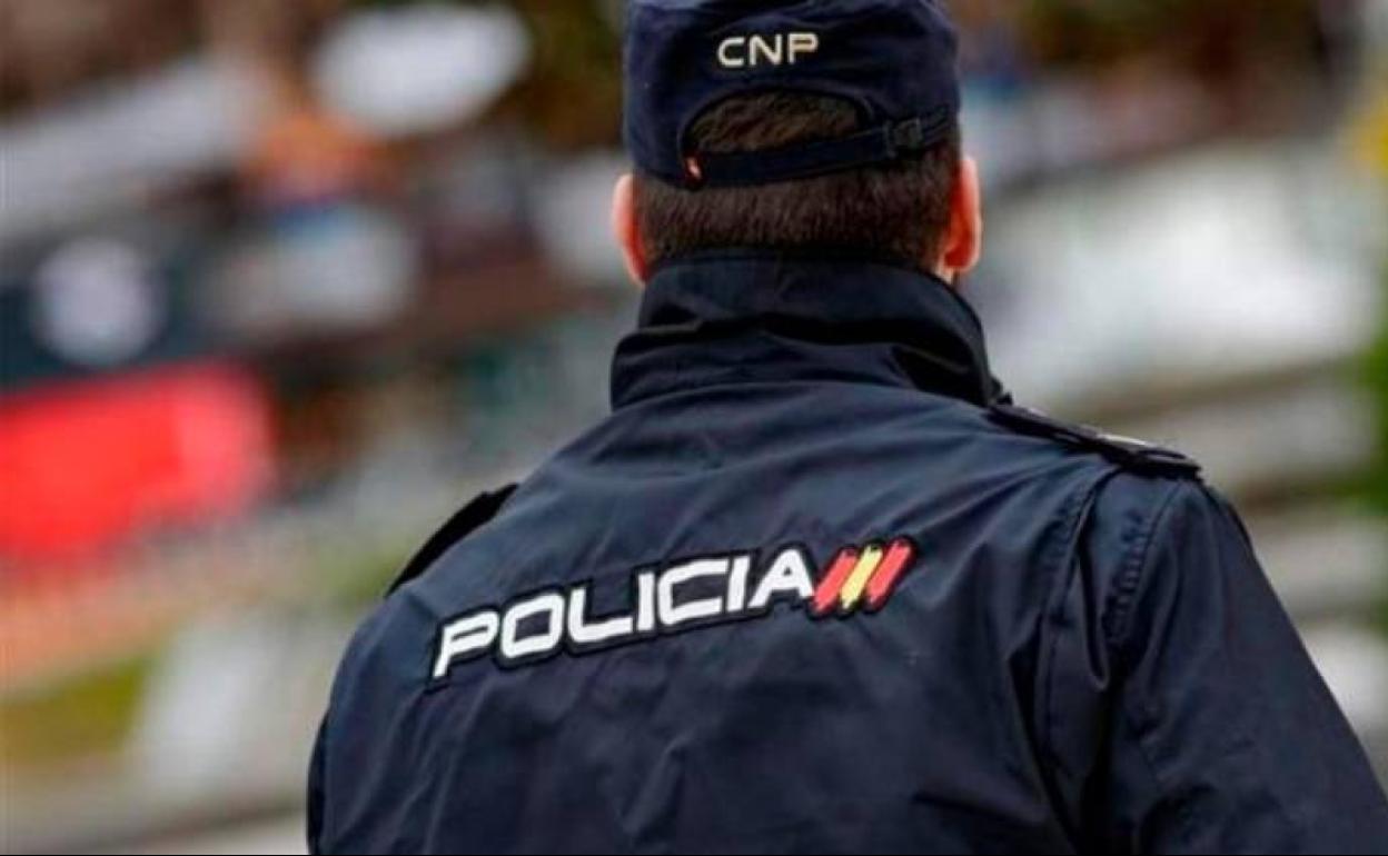 Actuación clave de la Policía en Granada: Dos agentes salvan la vida a un hombre que intentó suicidarse en su casa