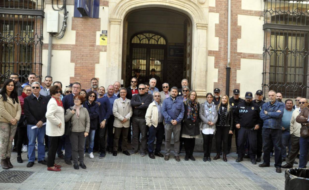 Concentración ante la Comisaria de la Policía Nacional de Baza 