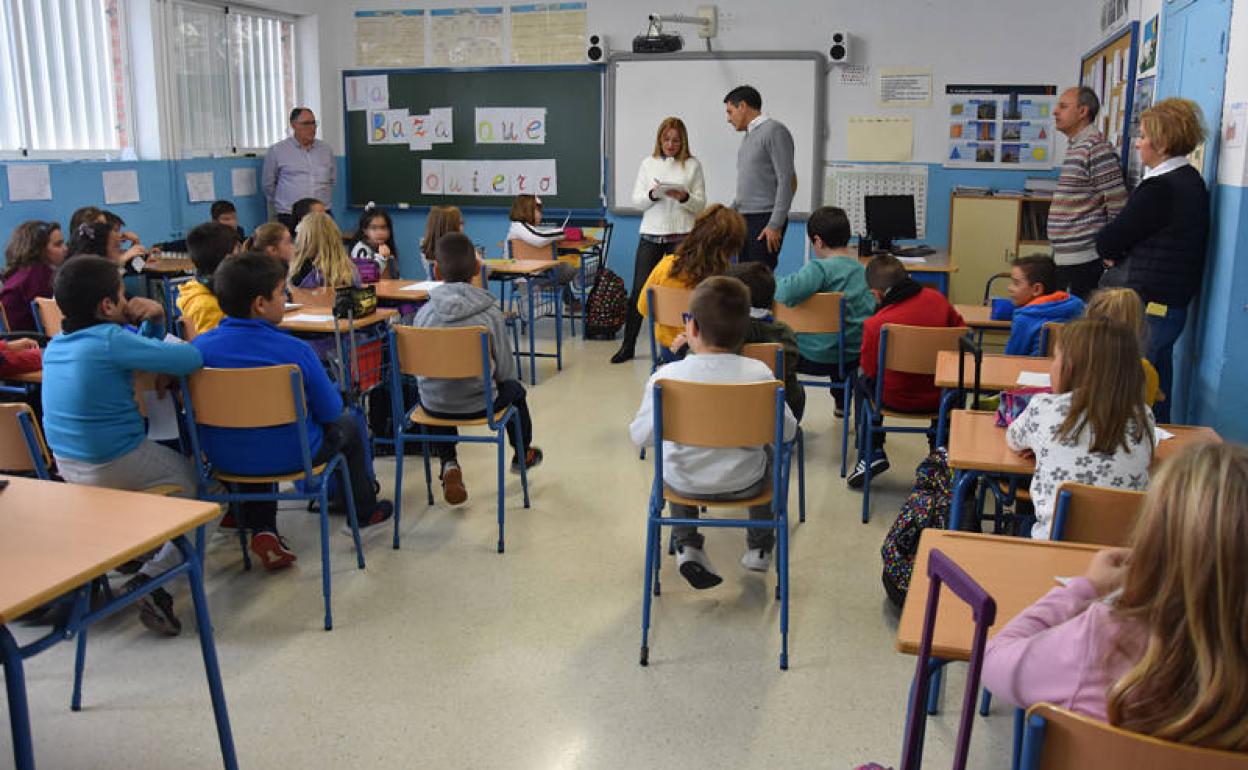 El alcalde de Baza visita los colegios. 