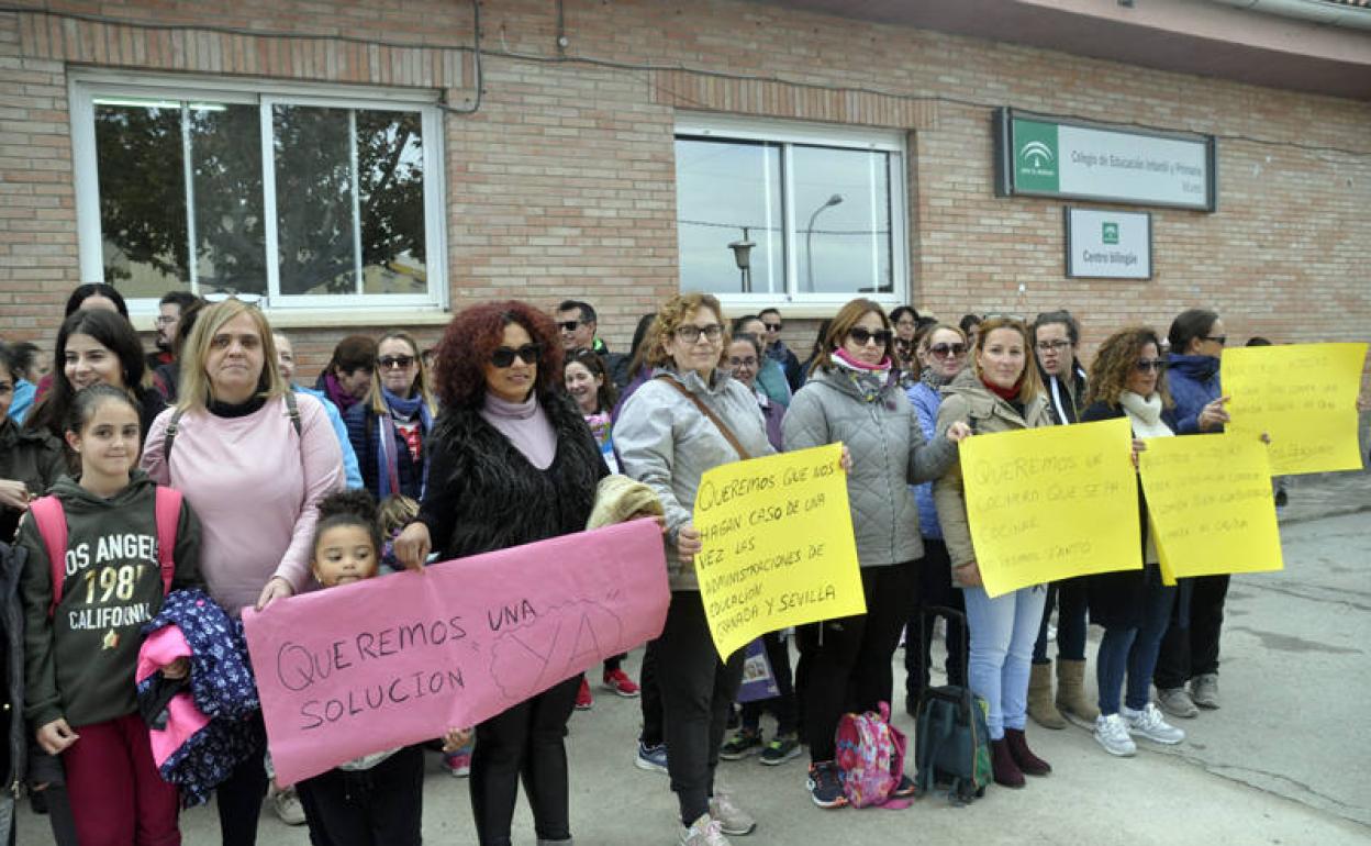 Protesta de la madres del AMPA del colegio Mures de Cúllar