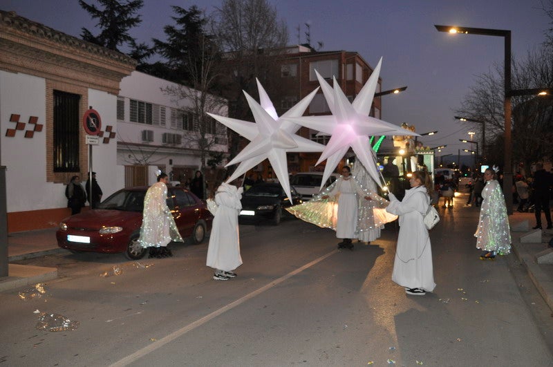 Sus majestades, también han realizado una parada en la Plaza Mayor para recibir a todos los niños y niñas en una noche bastante apacible comparada con otros años de intenso frío