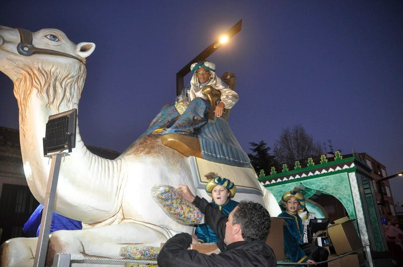 Sus majestades, también han realizado una parada en la Plaza Mayor para recibir a todos los niños y niñas en una noche bastante apacible comparada con otros años de intenso frío