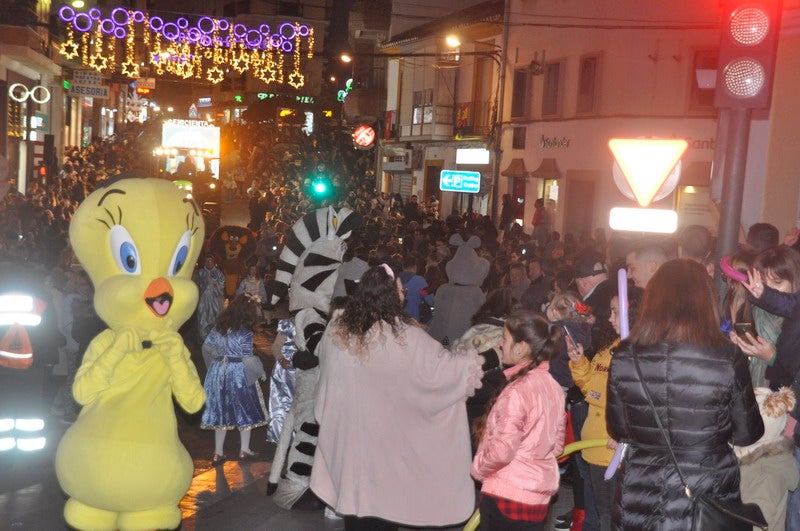 Sus majestades, también han realizado una parada en la Plaza Mayor para recibir a todos los niños y niñas en una noche bastante apacible comparada con otros años de intenso frío