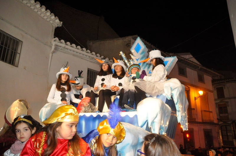 Sus majestades, también han realizado una parada en la Plaza Mayor para recibir a todos los niños y niñas en una noche bastante apacible comparada con otros años de intenso frío