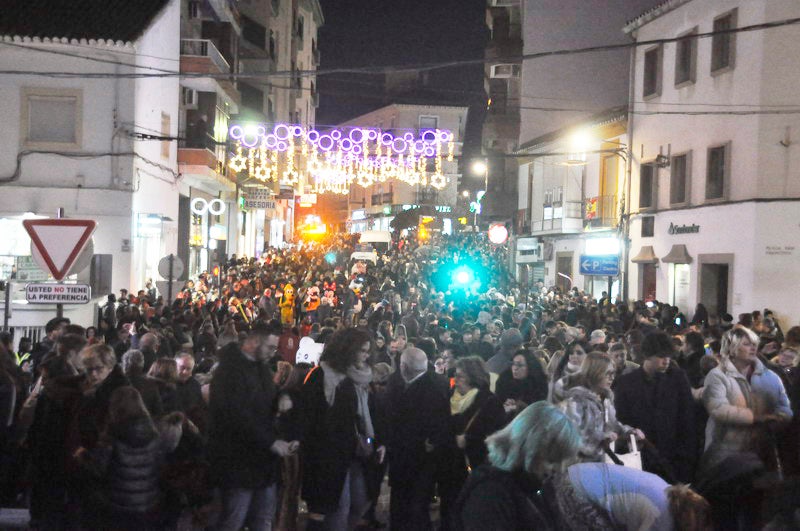 Sus majestades, también han realizado una parada en la Plaza Mayor para recibir a todos los niños y niñas en una noche bastante apacible comparada con otros años de intenso frío