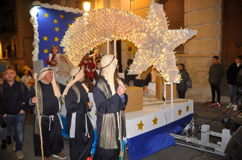 Sus majestades, también han realizado una parada en la Plaza Mayor para recibir a todos los niños y niñas en una noche bastante apacible comparada con otros años de intenso frío