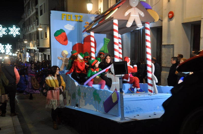 Sus majestades, también han realizado una parada en la Plaza Mayor para recibir a todos los niños y niñas en una noche bastante apacible comparada con otros años de intenso frío