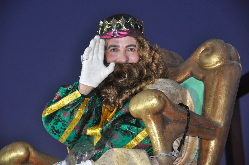 Sus majestades, también han realizado una parada en la Plaza Mayor para recibir a todos los niños y niñas en una noche bastante apacible comparada con otros años de intenso frío