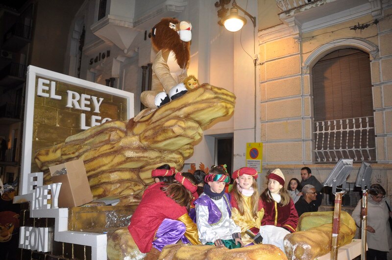 Sus majestades, también han realizado una parada en la Plaza Mayor para recibir a todos los niños y niñas en una noche bastante apacible comparada con otros años de intenso frío