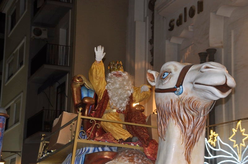 Sus majestades, también han realizado una parada en la Plaza Mayor para recibir a todos los niños y niñas en una noche bastante apacible comparada con otros años de intenso frío