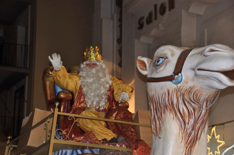 Sus majestades, también han realizado una parada en la Plaza Mayor para recibir a todos los niños y niñas en una noche bastante apacible comparada con otros años de intenso frío