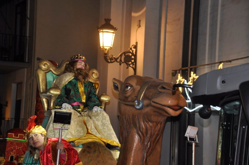 Sus majestades, también han realizado una parada en la Plaza Mayor para recibir a todos los niños y niñas en una noche bastante apacible comparada con otros años de intenso frío