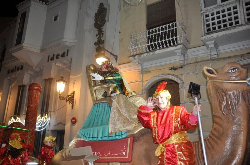 Sus majestades, también han realizado una parada en la Plaza Mayor para recibir a todos los niños y niñas en una noche bastante apacible comparada con otros años de intenso frío