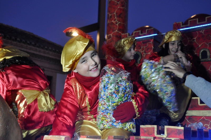 Sus majestades, también han realizado una parada en la Plaza Mayor para recibir a todos los niños y niñas en una noche bastante apacible comparada con otros años de intenso frío