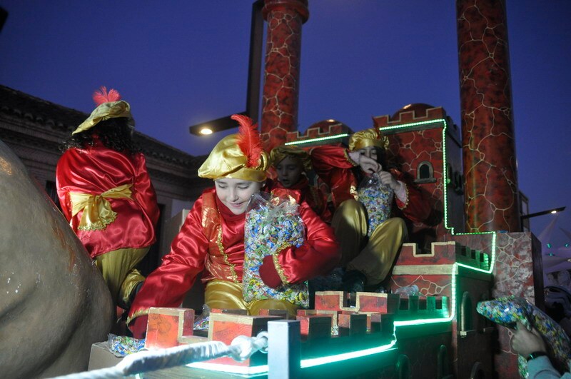 Sus majestades, también han realizado una parada en la Plaza Mayor para recibir a todos los niños y niñas en una noche bastante apacible comparada con otros años de intenso frío